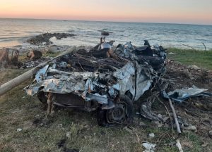 Ayancık'ta sağanak sonucu oluşan taşkında sürüklenen otomobil, denizden çıkarıldı.