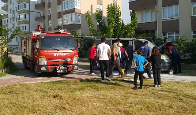 Boyabat'ta Park Halindeki Minibüs Alev Aldı Boyabat Çamlıca mahallesinde park