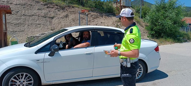 Boyabat'ta  trafik ekipleri sürücülere bayram şekeri ikram etti Kurban Bayramı