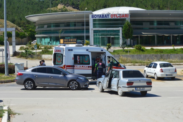Boyabat Otogar Kavşağında Trafik Kazası 1 Yaralı Boyabat Otogar kavşağında