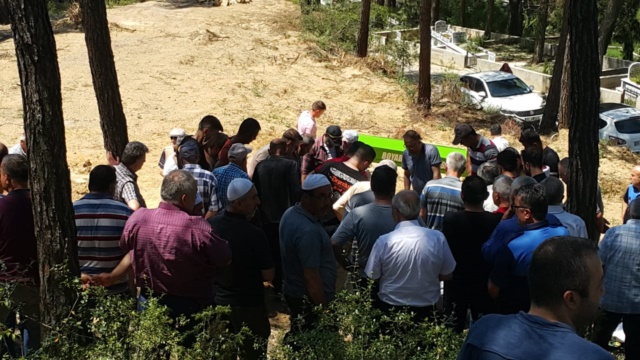 Keziban Çelebi Toprağa Verildi Dün hayatını kaybeden Keziban çelebi sevenleri