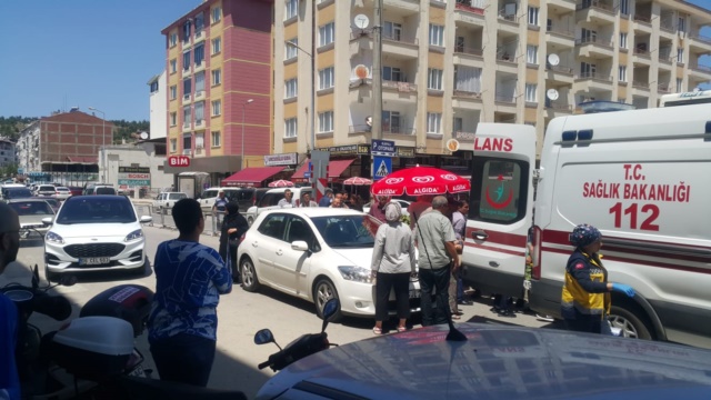 Boyabat'ta 3 Tekerlekli Elektrikli Moped Otomobil Çarptı 1 Yaralı Boyabat'ta