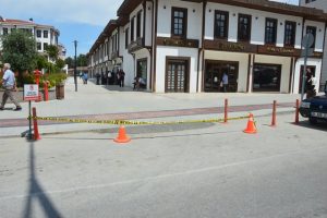 Yasaklandı! Boyabat Kaymakamlığı önünde bulunan hükümet meydanına araç girmesi yasaklandı.