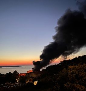Sinop'ta Yangın Sinop belediyesi itfaiyesinin tüm müdahalelerine rağmen,  yangına Sinop