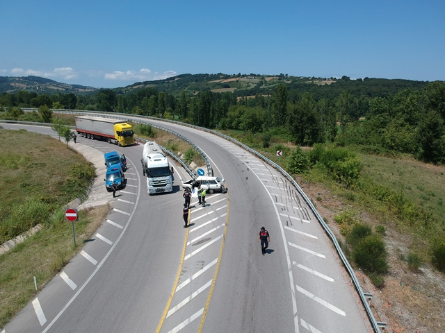Kavşaktan dönmeye çalışan otomobilin bariyere saplandığı kazada sürücü hayatını kaybetti.