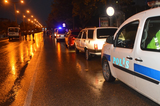 Boyabat'ta akşam saatlerinde  başlayan sağanak yağış beraberinde  trafik kazaları buğun