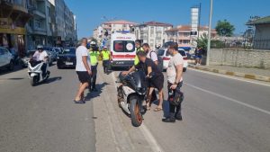 Sinop  merkezde meydana gelen trafik kazasında bir araç motosiklete çarptıktan