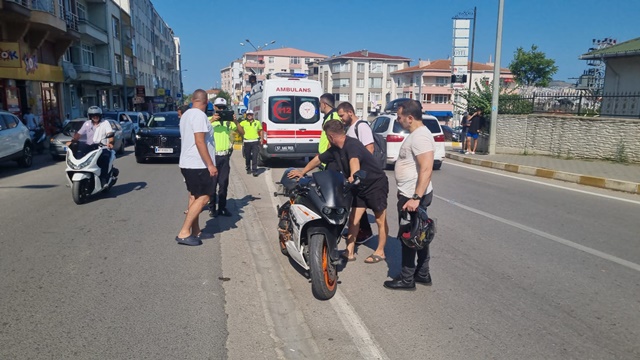 Sinop  merkezde meydana gelen trafik kazasında bir araç motosiklete çarptıktan