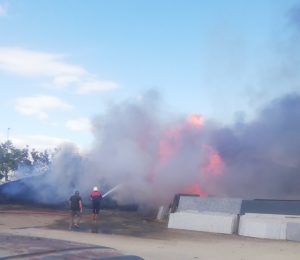 Boyabat Sanayi Sitesi’nde bir kereste atölyesinde çıkan yangın, itfaiye ve