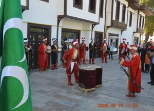 Boyabat'a gelen Mehter takımı Boyabat hükümet meydanında yaptığı kısa konserle 