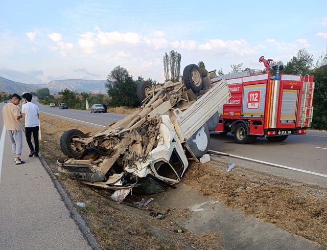 Boyabat Sinop yolu üzerinde traktör ve kamyonetin karıştığı çift taraflı
