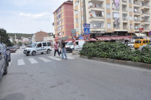 Boyabat Adnan Menderes bulvarı üzerindeki orta refüjden ve fazla yaya