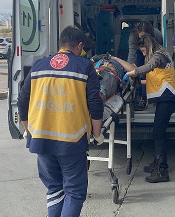 Boyabat Gökdere mahallesinde bir inşaattan düşen vatandaş feci şekilde yaralandı.