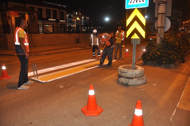 Samsun Karayolları çizgi ekipleri  Boyabat merkezde yaya geçişleri ve yol