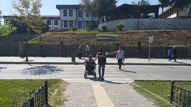 Boyabat İlçe Emniyet Müdürlüğü asayiş  polisi, karşıdan karşıya geçmekte zorlanan