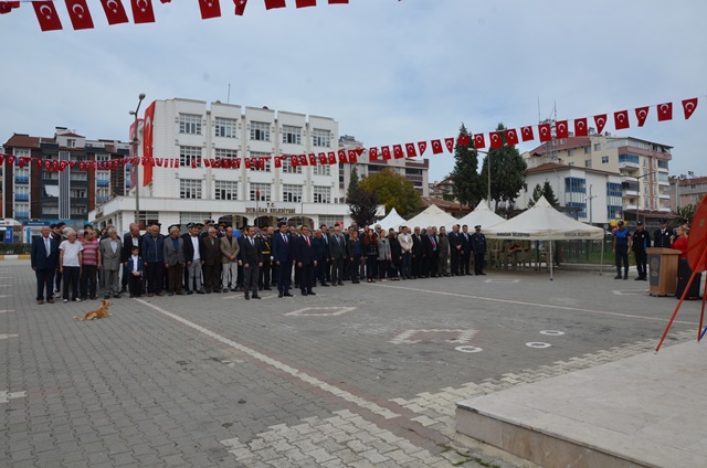 Durağanda  Cumhuriyet’in 100’üncü yıldönümü kutlamaları kapsamında Çelenk Sunma töreni düzenlendi.