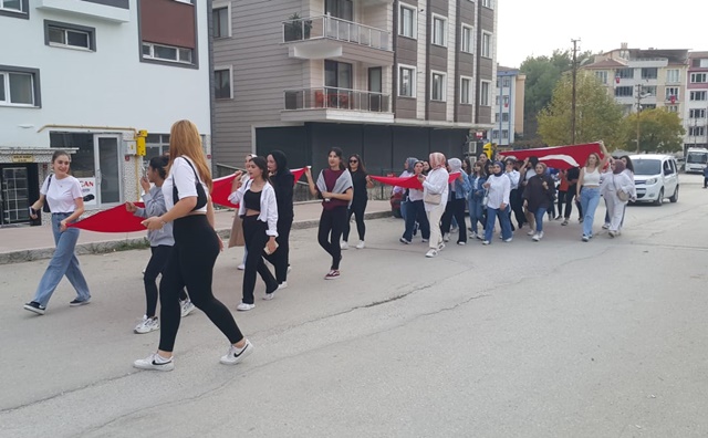 Boyabat'ta üniversitede okuyan bir grup öğrenci ellerinde Türk bayrakları açarak