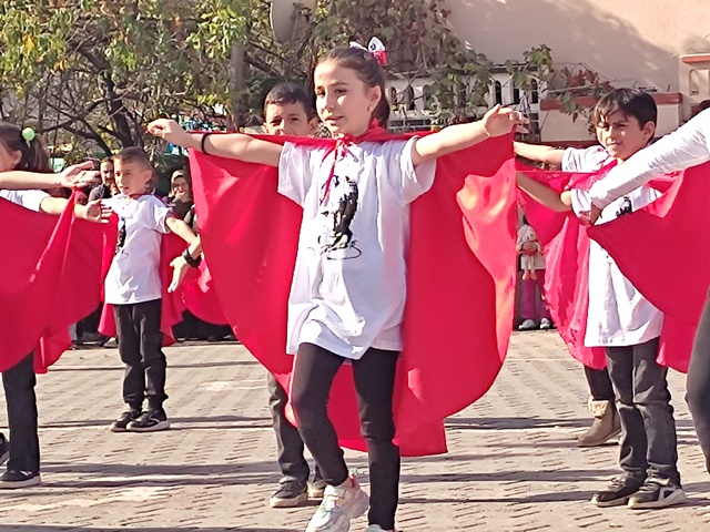 Cumhuriyet Bayramı'nın 100.yılı Durağan'da da coşkuyla kutlamaya devam ediyor. Okulları