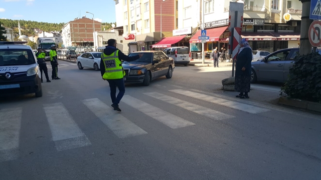 Boyabat İlçe Emniyet Müdürlüğü Trafik Ekipleri "Önce yaya" "Yayalar kırmızı