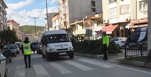 Boyabat İlçe Emniyet Müdürlüğüne bağlı trafik ekipleri Boyabat Adnan Menderes
