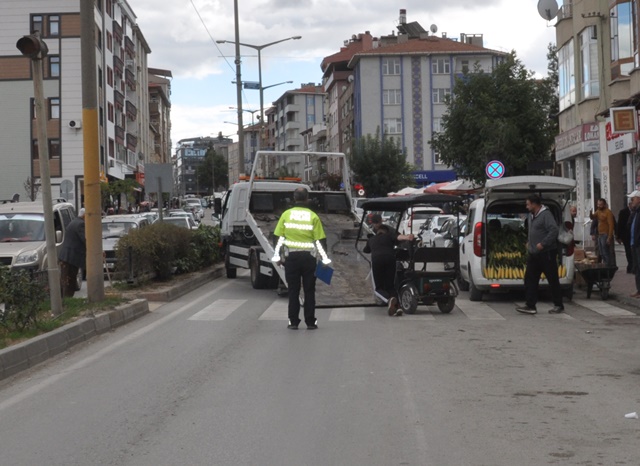 Boyabat Adnan Menderes bulvarında yaya kaldırımı işgal eden ve polisin