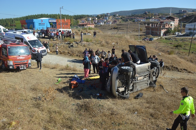 Boyabat'tan Saraydüzü istikametine giden otomobil kaza yaptı 4 kişi yaralandı.