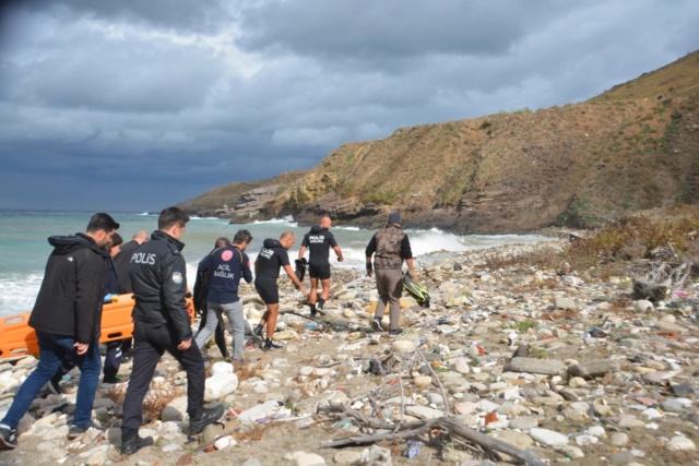 Sinop’ta bir vatandaş balık avlamak için girmek istediği denize kayalıklardan