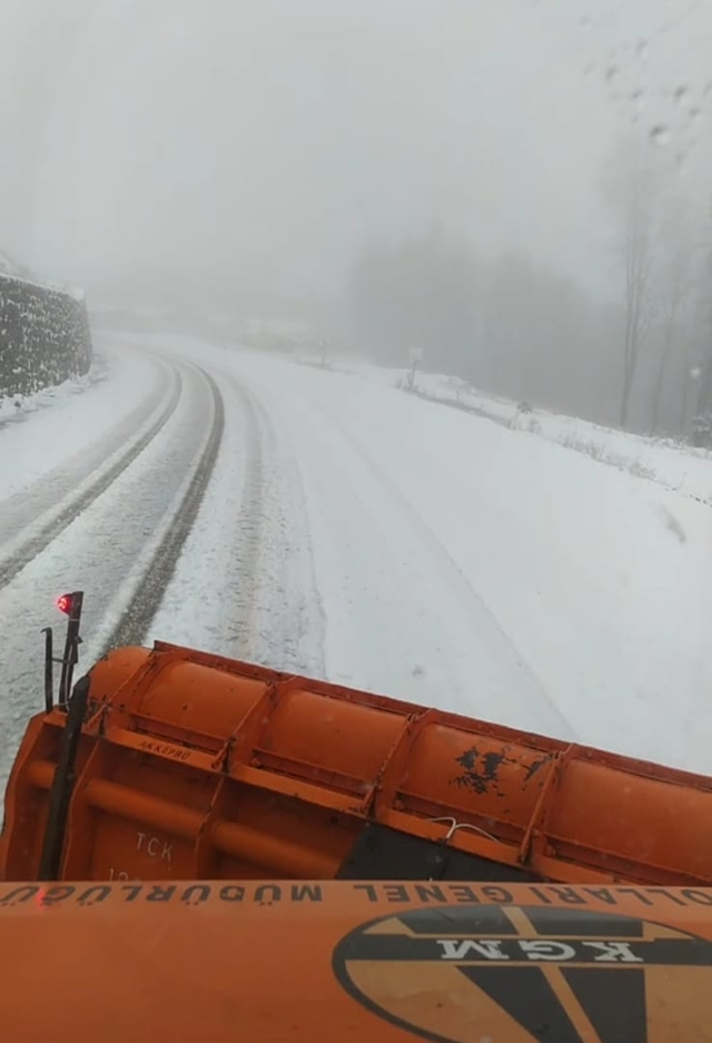 Çangal dağına yağan kar Boyabat Karayolları ekiplerini harekete geçirdi. Ekipler