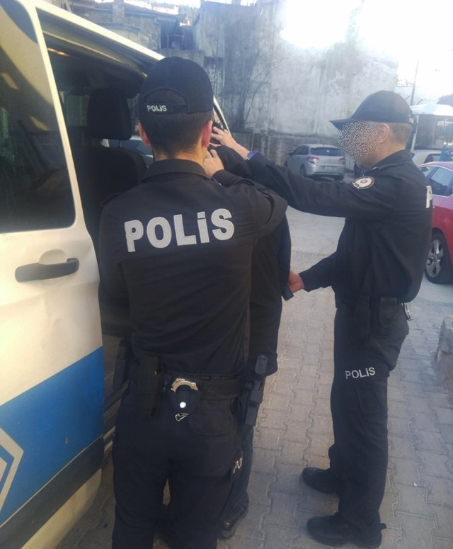 Boyabat İlçe Emniyet Müdürlüğüne bağlı ekipleri tarafından  hakkında arama kararı bulunan