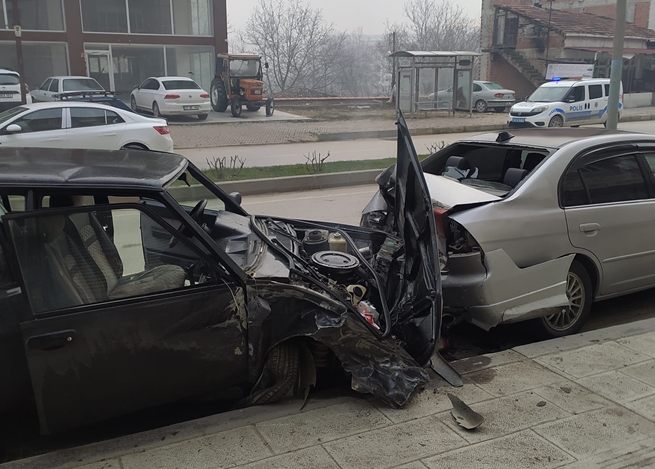 Direksiyon hakimiyetini kaybeden sürücünün park halindeki araçlara çarpmasıyla sürücü ve