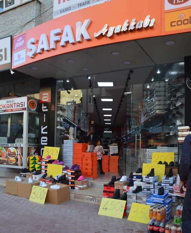 Boyabat Şafak Ayakkabı Adnan Menderes Bulvarı Erbaş Şekerleme yanında hizmetinizde..