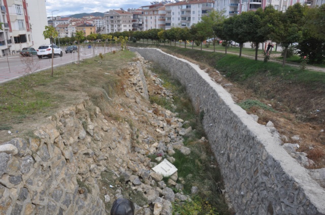 Boyabat Yıldız mahallesindeki su kanalının istinat duvarı aylardır çökmüş vaziyette
