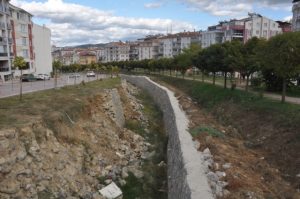 Boyabat Yıldız mahallesinde bulunan su kanalının istinat duvarı aylardır çökmüş