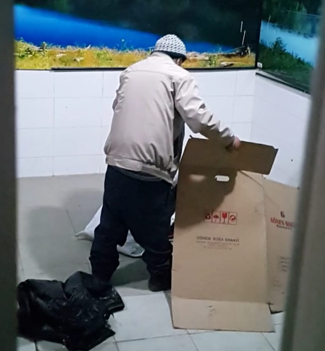 Boyabat'ta barınacak yeri olmayan vatandaş Cami tuvaletlerinin bulunduğu yerde Aralık