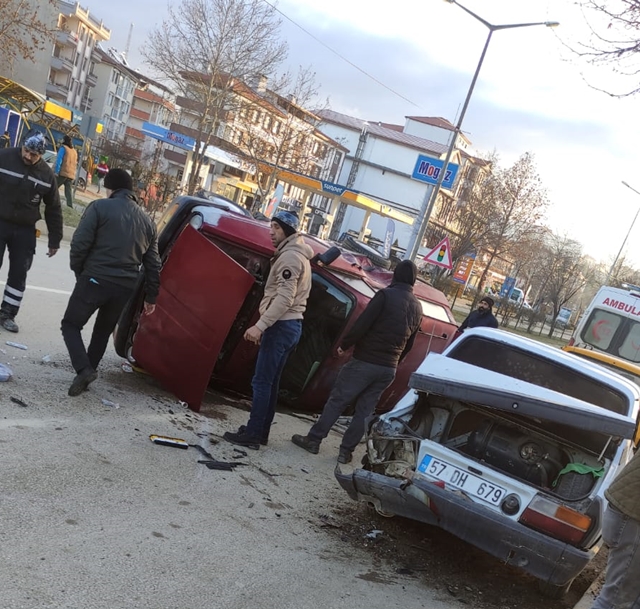 Boyabat ilçe merkezinde sabah saatlerinde meydana gelen trafik kazası yürekleri