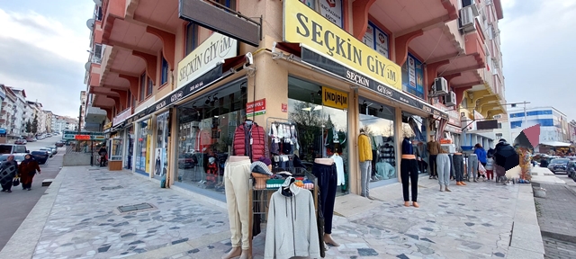 Boyabat Seçkin giyimde sezona özel montlar, tek ceket ve pantolonlar,