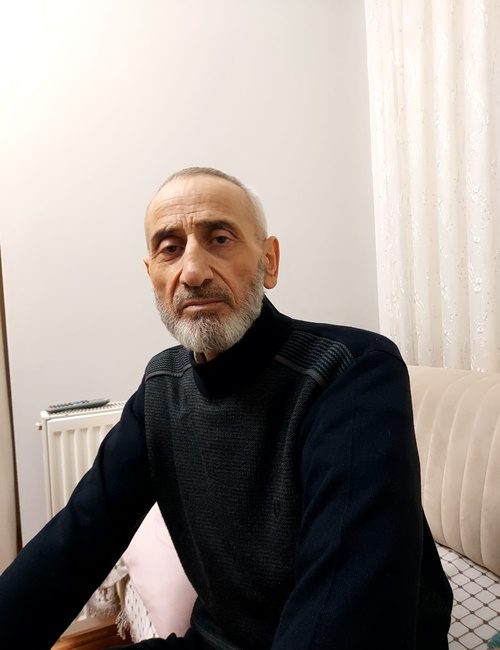 Emekli öğretmen Arif Tosunoğlu nun oğlu, Kemâl Tosunoğlu'nun kardeşi, Arif