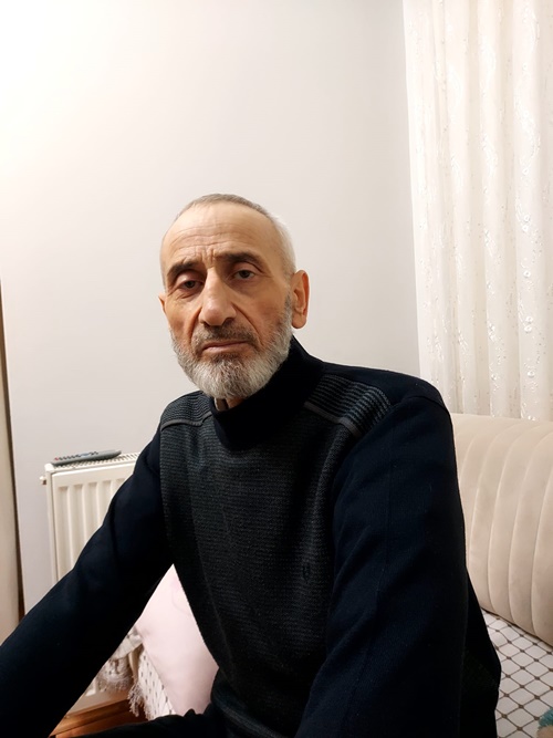 Emekli öğretmen Arif Tosunoğlu nun oğlu, Kemâl Tosunoğlu'nun kardeşi, Arif