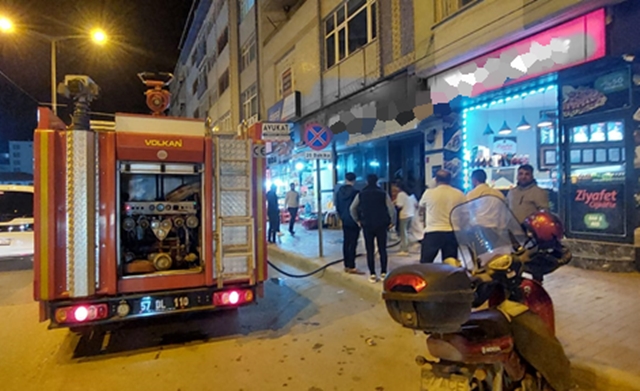 Boyabat Köprübaşı mevkiinde bir iş yerinde çıkan yangın, itfaiye ekiplerinin