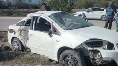 Sinop’un Boyabat ilçesinde meydana gelen trafik kazasında, sürücüsünün kontrolünden çıkan