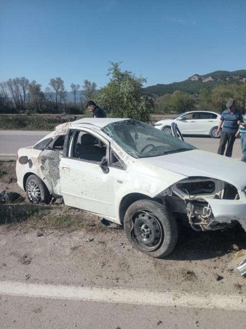 Sinop’un Boyabat ilçesinde meydana gelen trafik kazasında, sürücüsünün kontrolünden çıkan