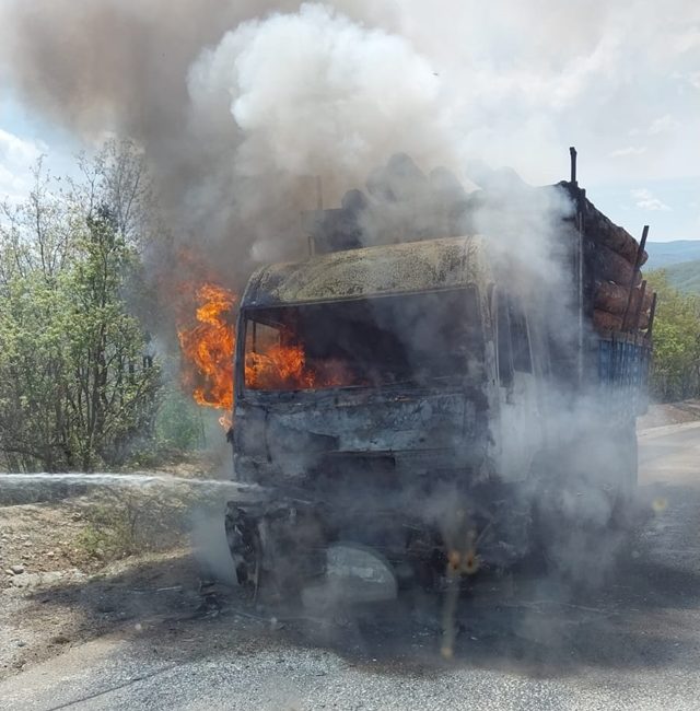 Boyabat’ta seyir halinde bulunan tomruk yüklü bir kamyon, Bengübelen Köyü