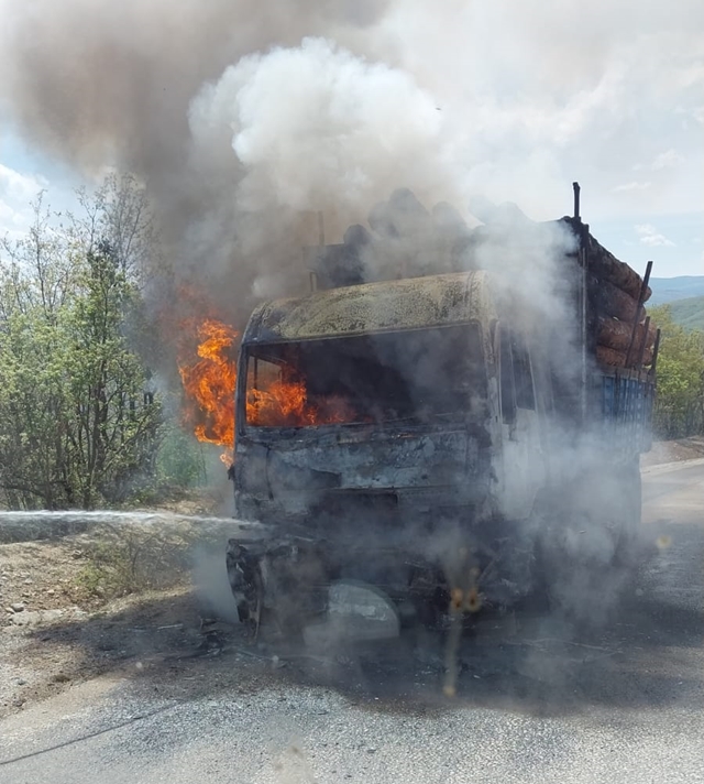 Boyabat’ta seyir halinde bulunan tomruk yüklü bir kamyon, Bengübelen Köyü
