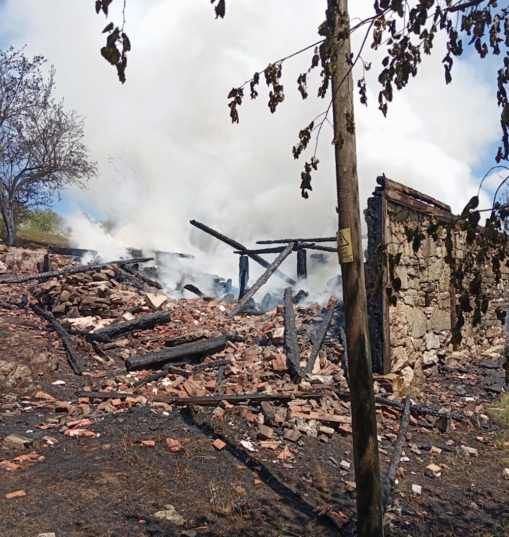 Boyabat Dereçatı Köyü Davutlu Mahallesi’nde sabah saatlerinde çıkan ev yangınında
