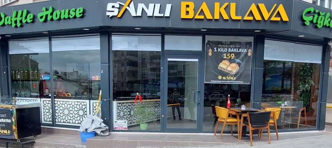 Şanlıurfa’nın en iyi baklavacısı Şanlı Baklava ve Çiğ Köfte Salonu