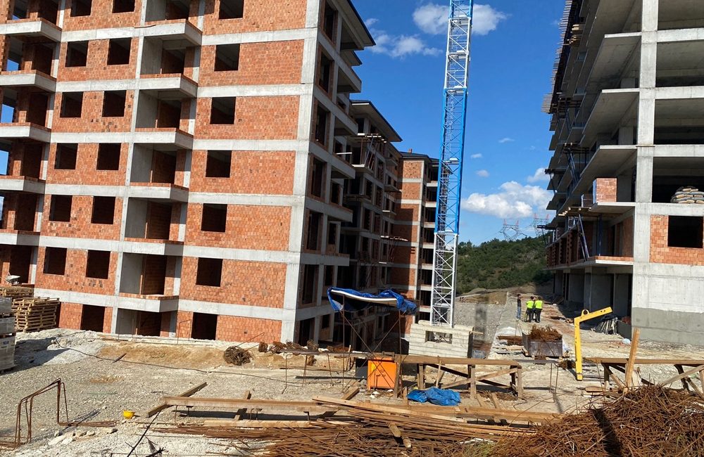 Boyabat Yıldız Mahallesi’nde site inşaatında çalışan işçi bina boşluğuna düşerek