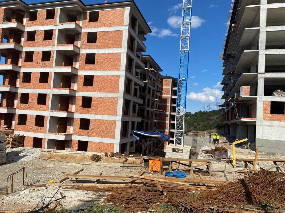 Boyabat Yıldız Mahallesi’nde site inşaatında çalışan işçi bina boşluğuna düşerek