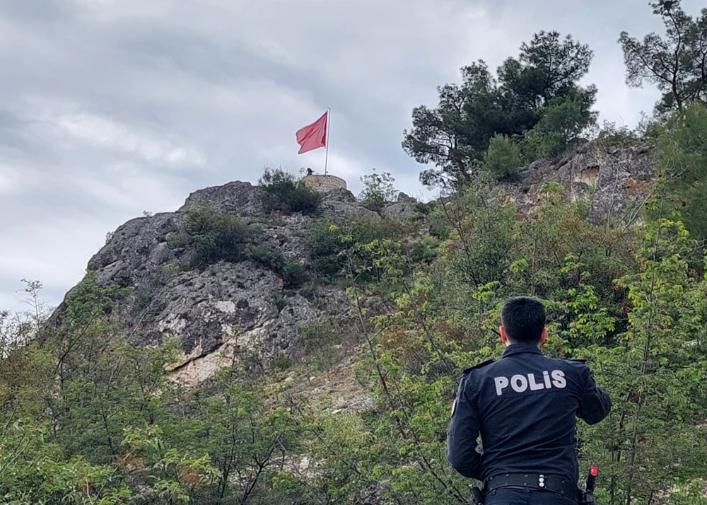 Boyabat  Kalesinde Bayrak direğinin olduğu yere kucağında çocukla çıkan kadını