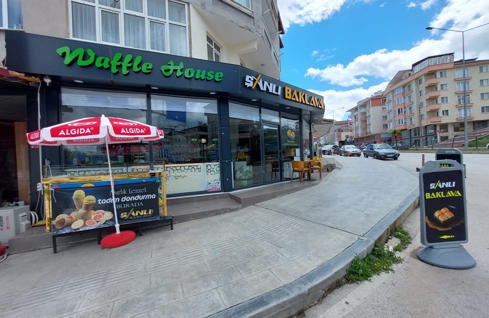 Boyabat’ta eşsiz lezzet deneyimi için Şanlı Baklava ve Çiğ Köfte