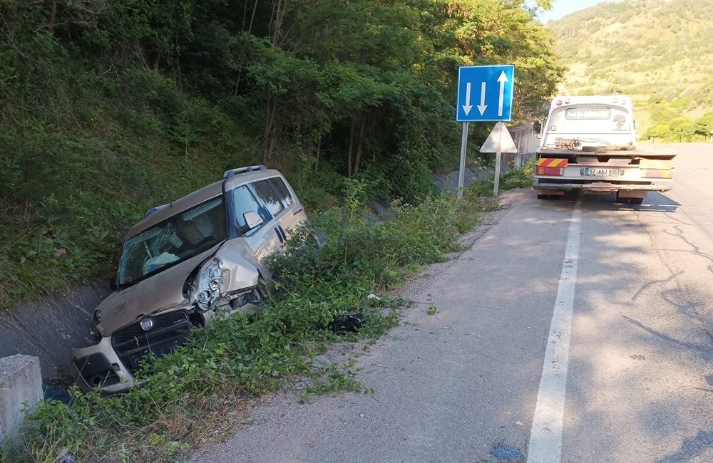 Sinop Boyabat yolu Üzümlü mevkiinde Doblo araç şarampole devrildi, 4